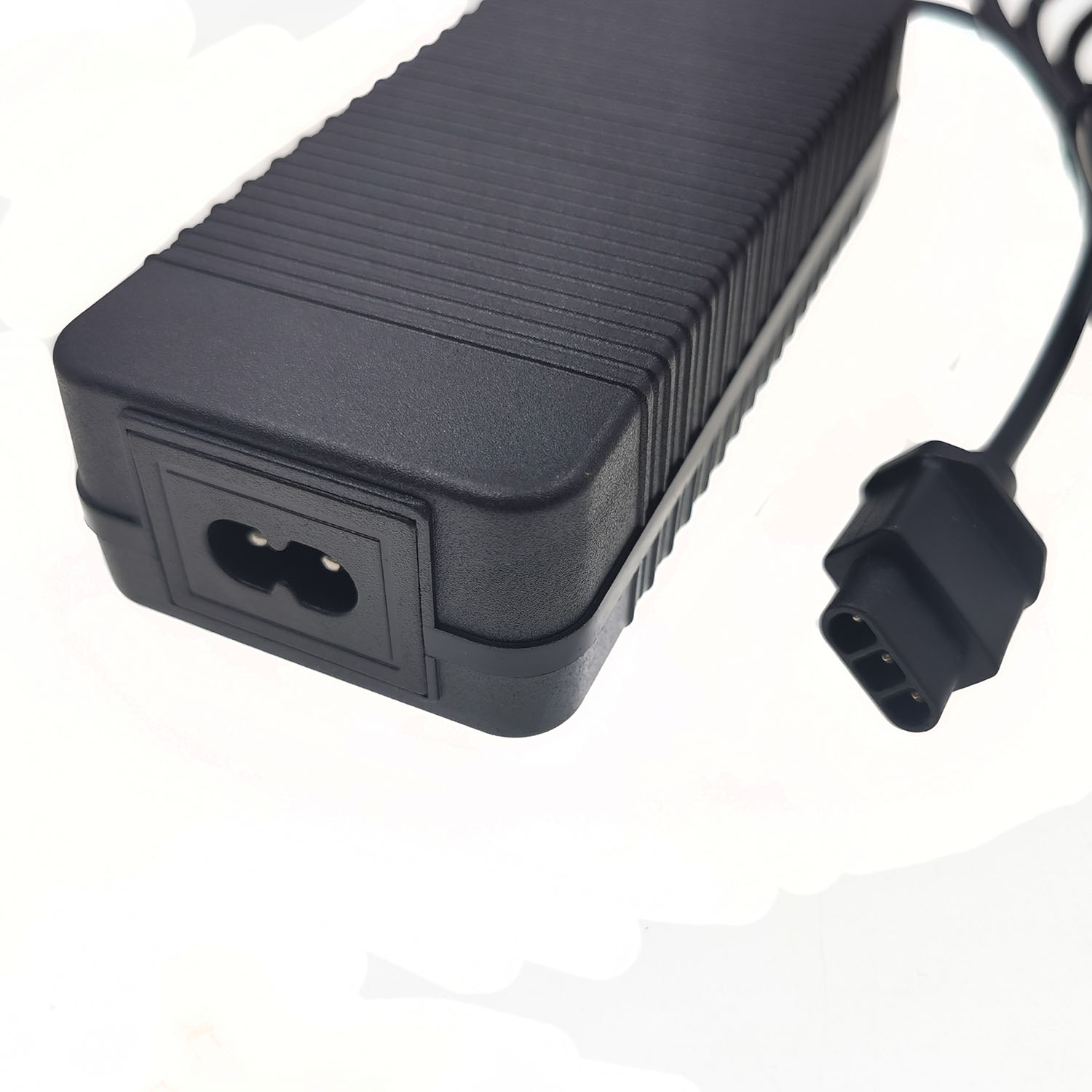 شاحن بطارية للدراجة الكهربائية - مراجعة Electric Scooter Charger وسعره